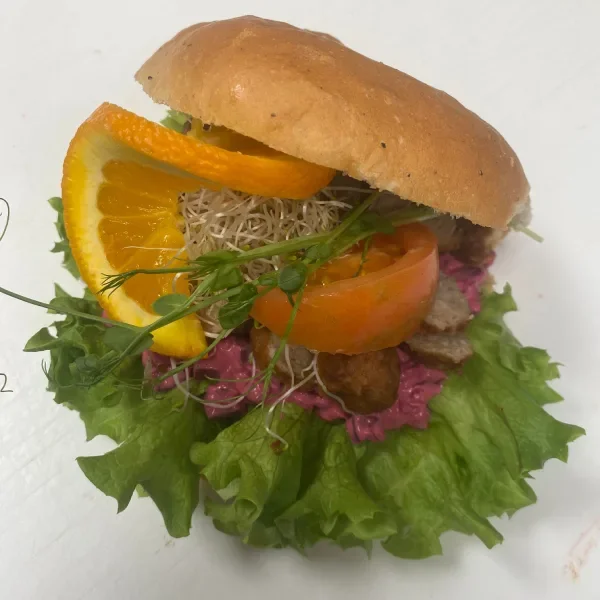 Tekaka med köttbullar och rödbetsallad